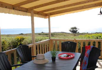 Covered terrace with sea view at Mobile home Premium HORIZON, Flower Camping La Pointe du Talud in France.