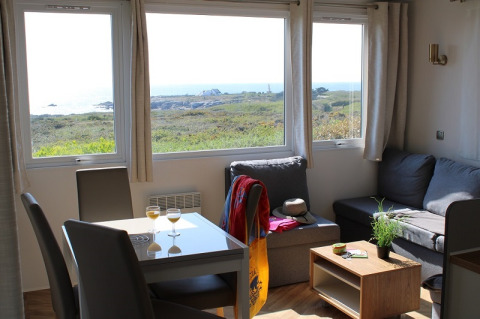 Lyst mobilhome-ophold med panoramaudsigt over natur og hav på Flower Camping La Pointe du Talud i Frankrig.