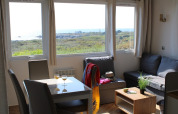 Mobil-home premium avec vue sur la mer et salon lumineux au camping La Pointe du Talud, en France.