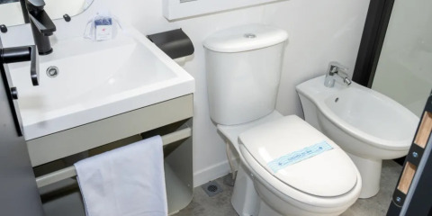 Baño moderno de Cottage Next XL Country en Trasimeno Glamping Resort, con inodoro, bidé y lavabo.