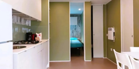 Cocina y sala modernas en Cottage Next XL Loggia Laguna en Trasimeno Glamping Resort en Italia.