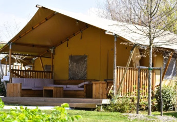 Safari-Zelt im Trasimeno Glamping Resort in Italien, mit gemütlicher Terrasse und üppigem Garten.