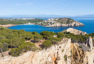 Udsigt over kysten ved Wecamp L'Escala Punta Mila i Catalonien, Spanien, med klipper, hav og grønne skove.