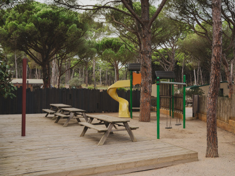 Speeltuin met schommels, glijbaan en picknicktafels bij Wecamp L'Escala Punta Mila in Catalonië, Spanje.