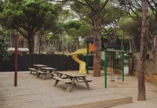Speeltuin met schommels, glijbaan en picknicktafels bij Wecamp L'Escala Punta Mila in Catalonië, Spanje.