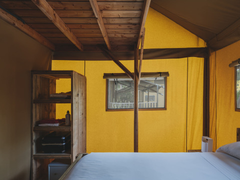 Binnenkant van Lodge Duplex Plus Montgrí safaritent met bed en kast bij Wecamp L'Escala Punta Mila in Spanje.
