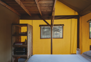Binnenkant van Lodge Duplex Plus Montgrí safaritent met bed en kast bij Wecamp L'Escala Punta Mila in Spanje.