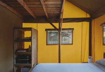 Binnenkant van Lodge Duplex Plus Montgrí safaritent met bed en kast bij Wecamp L'Escala Punta Mila in Spanje.