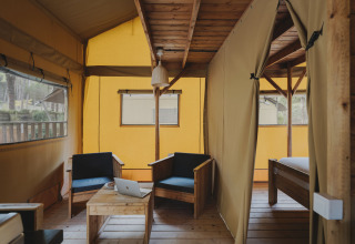 Binnenkant van de Lodge Duplex Plus Montgrí safaritent bij Wecamp L'Escala Punta Mila met houten meubilair.