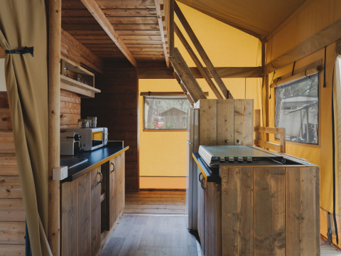 Binnenzicht van de Lodge Duplex Plus Montgrí safaritent met houten afwerking bij Wecamp L'Escala Punta Mila.