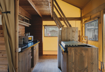 Binnenzicht van de Lodge Duplex Plus Montgrí safaritent met houten afwerking bij Wecamp L'Escala Punta Mila.