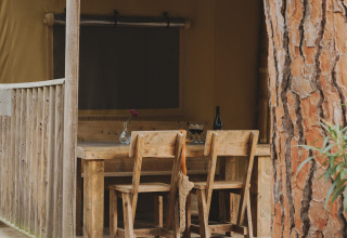 Houten terras met tafel en stoelen bij Lodge Duplex Plus Montgrí, Wecamp L'Escala Punta Mila, Spanje.