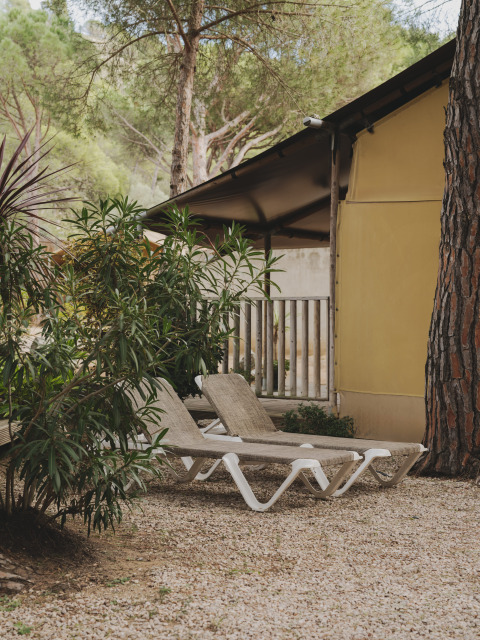 Ligstoelen bij een safaritent lodge in de natuur van Wecamp L'Escala Punta Mila, Spanje.