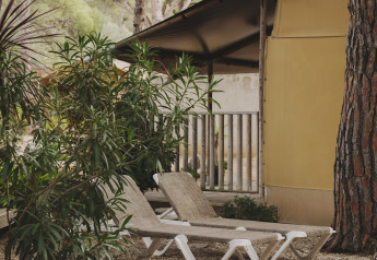 Ligstoelen bij een safaritent lodge in de natuur van Wecamp L'Escala Punta Mila, Spanje.