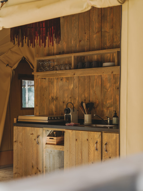 Houten keuken in het Lodge Family Plus Montgó safaritent bij wecamp L'Escala Punta Mila, Spanje.