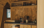 Trækøkken i safari-teltet Lodge Family Plus Montgó på wecamp L'Escala Punta Mila, Spanien.