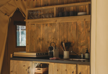 Cucina in legno nella tenda safari Lodge Family Plus Montgó presso wecamp L'Escala Punta Mila, Spagna.