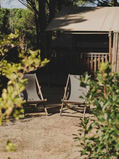 Twee ligstoelen voor een safaritent bij Lodge Family Plus Montgó, Wecamp L'Escala Punta Mila in Spanje.