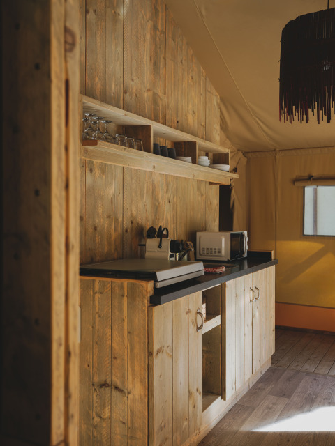 Rustieke keuken in Lodge Family Plus Montgó, Wecamp L'Escala Punta Mila, Spanje, houten interieur.