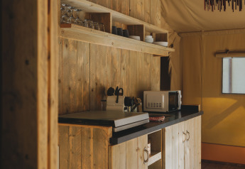 Area cucina rustica del Lodge Family Plus Montgó, Wecamp L'Escala Punta Mila, Spagna, interno in legno.