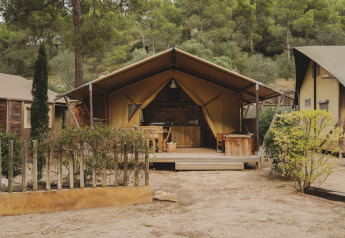 Tenda safari Lodge Family Plus Montgó al Wecamp L'Escala Punta Mila in Spagna, immersa nella natura.