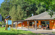 Area esterna dell'Ecolodge - Care accessible presso Hameau de l'Ourthe in Belgio, immersa nel verde.