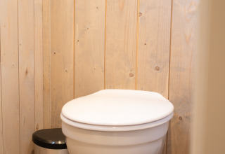 Badezimmer mit wandhängender Toilette und Mülleimer in der Ecolodge - Care accessible im Hameau de l'Ourthe, Belgien.