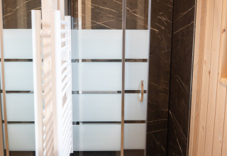 Bagno moderno dell'Ecolodge - Care accessible presso Hameau de l'Ourthe in Belgio con box doccia.