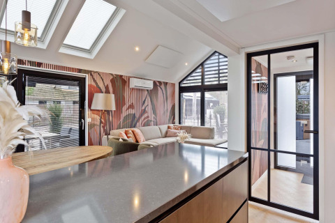 Interior moderno de lodge en Résidence Lage Vuursche con tragaluces, puertas de vidrio y decoración elegante.
