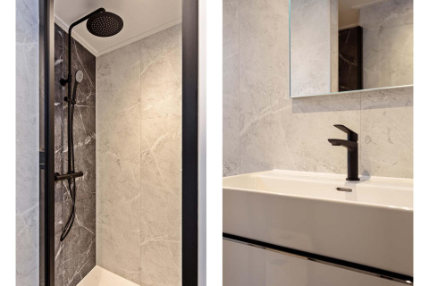 Baño moderno con ducha y grifería negra, Lodge Royal Eco 6 personen, Résidence Lage Vuursche, Países Bajos.