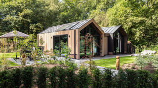 Lodge Royal Eco 6 persone Wellness con vasca idromassaggio, design moderno immerso nel verde.