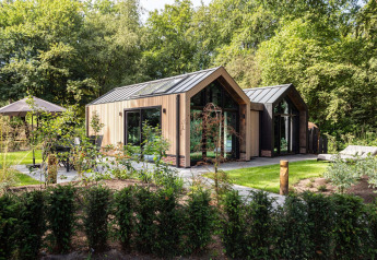 Moderne Lodge Royal Eco 6 Personen Wellness mit Whirlpool, idyllisch gelegen im Grünen Wald.
