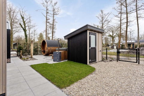 Zona exterior de la Lodge «Royal Eco 6 personen» en Résidence Lage Vuursche, Países Bajos, con sauna visible.