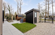Außenbereich der Lodge «Royal Eco 6 personen» bei Résidence Lage Vuursche in den Niederlanden mit Sauna.