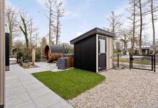 Zona exterior de la Lodge «Royal Eco 6 personen» en Résidence Lage Vuursche, Países Bajos, con sauna visible.