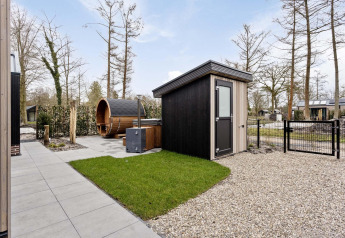 Außenbereich der Lodge «Royal Eco 6 personen» bei Résidence Lage Vuursche in den Niederlanden mit Sauna.