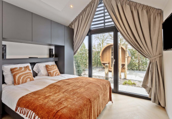 Modernes Schlafzimmer in der Lodge Royal Eco 6 Personen bei Résidence Lage Vuursche mit Sauna-Ausblick.