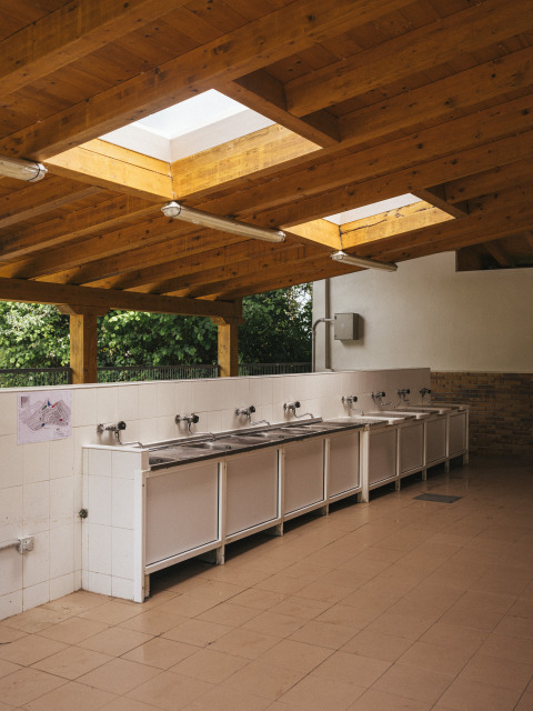 Área de lavado exterior con varios fregaderos de acero inoxidable en Wecamp San Sebastián, País Vasco.