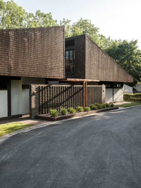 Bâtiment moderne avec toit incliné à Wecamp San Sebastián, parc de vacances au Pays basque, Espagne.