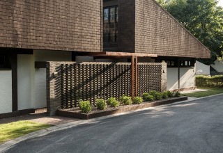 Modern vakantieparkgebouw met schuin dak bij Wecamp San Sebastián in Baskenland, Spanje.