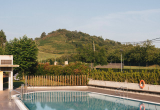 Piscina exterior en Wecamp San Sebastián, parque vacacional con vistas a las colinas en el País Vasco, España.