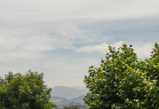 Vue sur les cimes verdoyantes et les montagnes lointaines près de Saint-Sébastien, Pays Basque, Espagne, sous ciel nuageux.