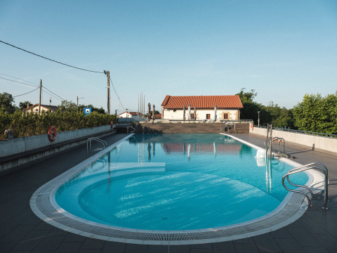 Piscina all'aperto al Wecamp San Sebastián, parco vacanze nei Paesi Baschi, Spagna, in una giornata di sole.