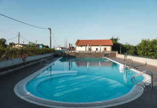 Buitenzwembad van Wecamp San Sebastián vakantiepark in Baskenland, Spanje, gefotografeerd op een zonnige dag.