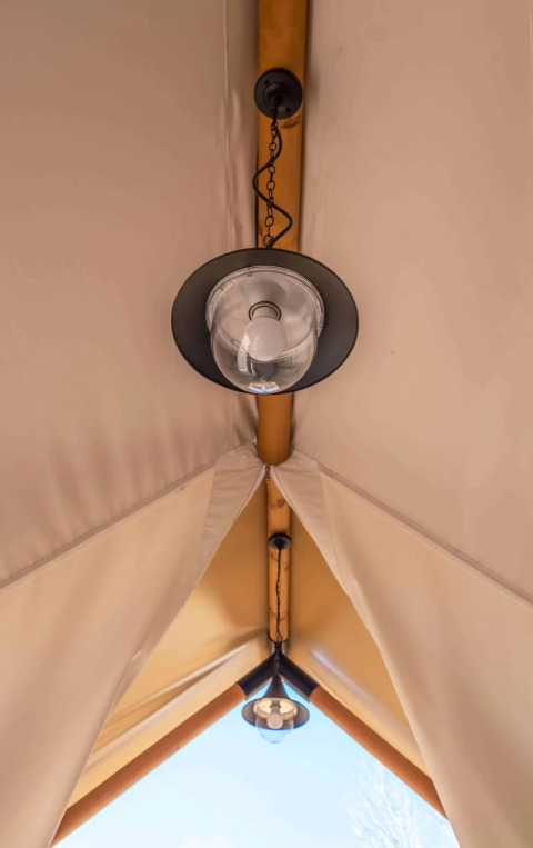 Binnenaanzicht van het plafond in een safaritent bij Glamping Couple op Wecamp San Sebastián in Spanje.