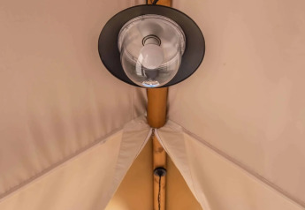 Vista interna verso il soffitto di una tenda safari al Glamping Couple presso Wecamp San Sebastián, Spagna.