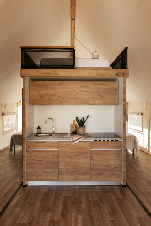 Cocina moderna con altillo en la tienda safari Glamping Family Plus en Wecamp San Sebastián, España.