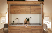 Cocina moderna con altillo en la tienda safari Glamping Family Plus en Wecamp San Sebastián, España.
