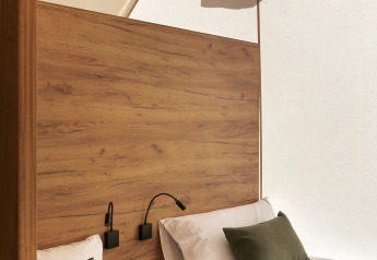 Interno della tenda safari Glamping Family Plus con due letti singoli al Wecamp San Sebastián in Spagna.