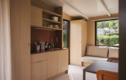 Interior del Mobile home «Couple Plus» en Wecamp San Sebastián, cocina moderna y área de descanso.